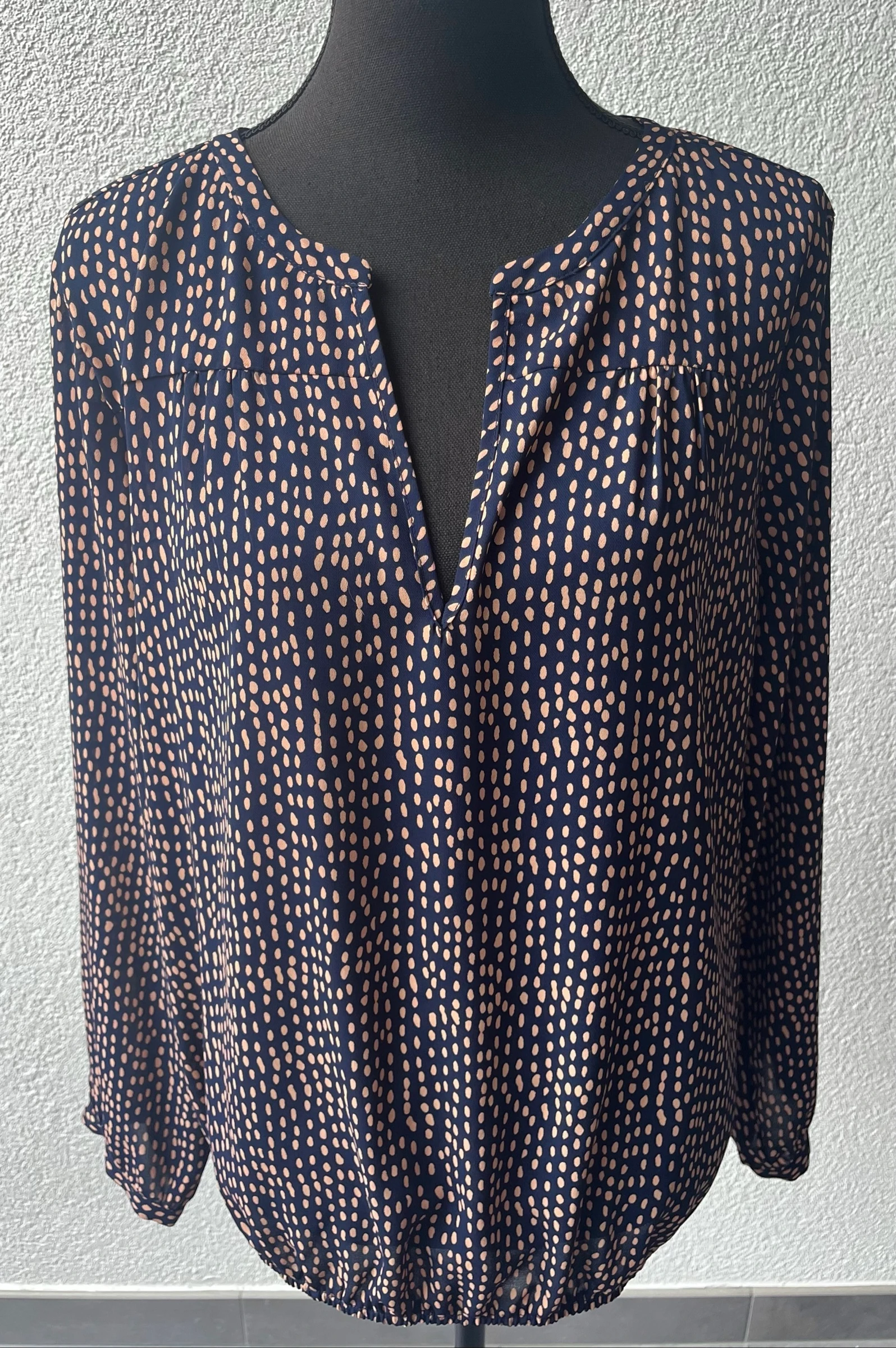🌺 𝒎𝒛 | Blusa Norah | Azul escuro com pontos camel | Tamanho 44 | Caimento fluido – photo 3
